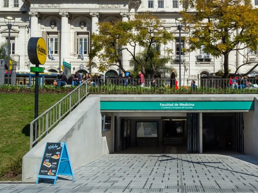 Entrada a la estación Facultad de Medicina de la línea D de subte